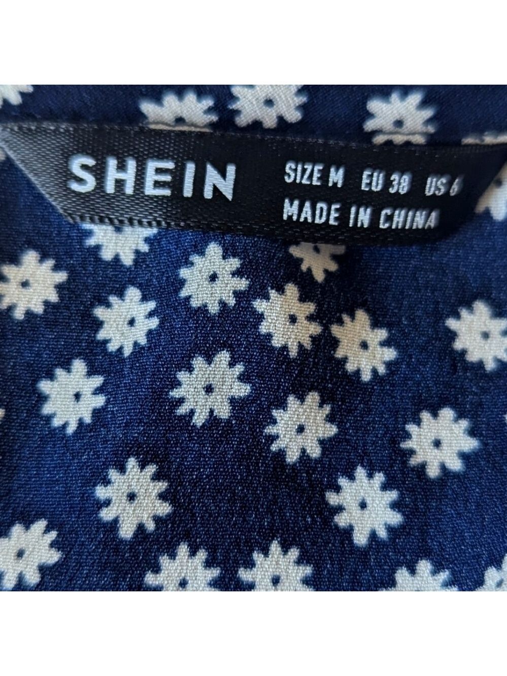 5/$20!! SHEIN Floral print front tie cropped top - Picture 6 of 7